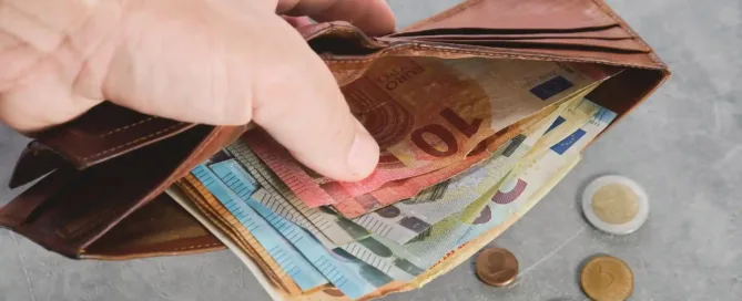 Portfel z pieniędzmi w ręku mężczyzny
